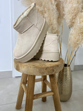 Charger l&#39;image dans la galerie, Boots beige fourrées en daim à plateforme