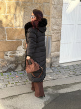 Charger l&#39;image dans la galerie, Longue doudoune noir capuche fourrure LEANNA (36 au 48 )