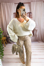 Charger l'image dans la galerie, Maxi pull tout doux col en v blanc cassé LIV (36 au 44)