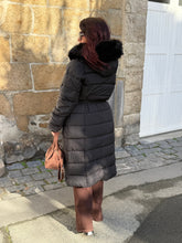Charger l&#39;image dans la galerie, Longue doudoune noir capuche fourrure LEANNA (36 au 48 )