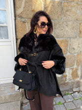 Charger l&#39;image dans la galerie, Manteau cape fourrure noir NÉLYA (36 au 46)