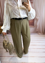 Charger l'image dans la galerie, Pantalon de costume fluide kaki BILL