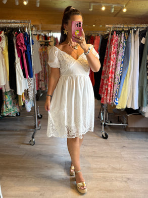 Robe blanche dentelle calibra