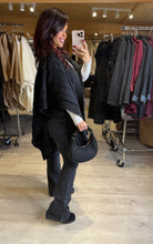 Charger l&#39;image dans la galerie, Poncho motif torsade noir LIORA (36 au 52)