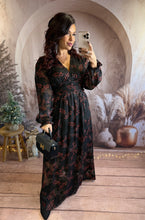 Charger l&#39;image dans la galerie, Robe longue noir motif fleurs rouge LUMI (40 au 48)