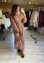 Charger l&#39;image dans la galerie, Robe longue taupe motif fleuri camel MANON (40 au 48)