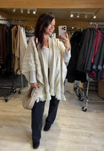 Charger l&#39;image dans la galerie, Poncho motif torsade écru LIORA (36 au 52)