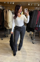 Charger l&#39;image dans la galerie, Jean flare gris foncé push up MAUREEN (38 au 48)