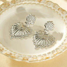 Charger l'image dans la galerie, Boucles d'oreilles argentées pendantes grand cœur bombé texturé