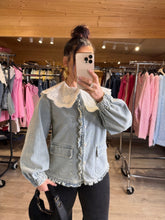 Charger l'image dans la galerie, Veste en jean col claudine en dentelle DAPHNE