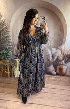 Charger l&#39;image dans la galerie, Robe longue bleu marine motif marron LUMI (40 au 48)