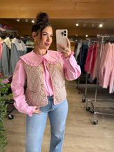 Charger l'image dans la galerie, Gilet sans manches motif liberty, rose MAJA (34 au 46)