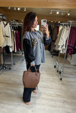 Charger l&#39;image dans la galerie, Chemise loose dos léopard noir TATIANA (38 au 48)