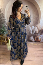 Charger l&#39;image dans la galerie, Robe longue bleu marine motif marron LUMI (40 au 48)