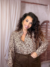 Charger l'image dans la galerie, Chemise léopard chocolat CHARLÈNE (40 au 48)