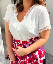 Charger l'image dans la galerie, Chemisier blanc manche courte dentelle Olivia ( 36 au 48 ) ⭐️
