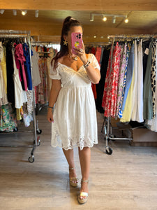 Robe blanche dentelle calibra
