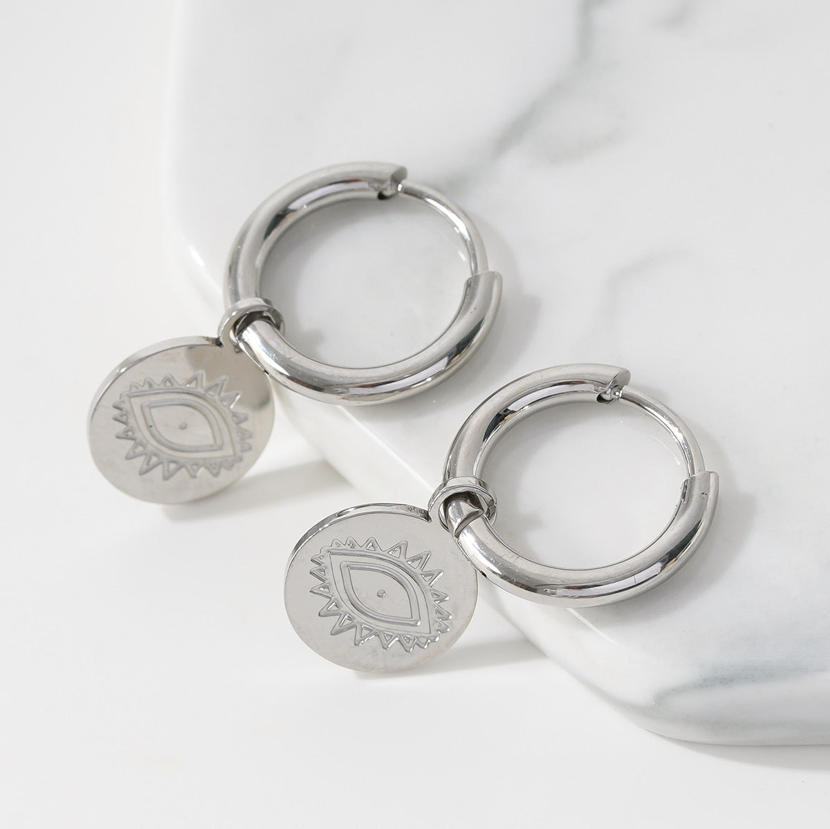 Boucles d'Oreilles Argentées Avec Pendentifs Petits Disques Motif Yeux☀️
