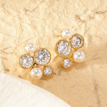 Charger l'image dans la galerie, Boucles d'oreilles clous strass ronds et perles blanches
