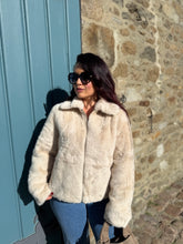 Charger l&#39;image dans la galerie, Manteau fourrure synthétique beige IRINA (34 au 42)