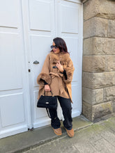 Charger l&#39;image dans la galerie, Manteau cape fourrure camel NÉLYA (36 au 46)