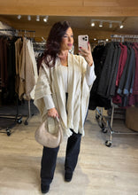 Charger l&#39;image dans la galerie, Poncho motif torsade écru LIORA (36 au 52)