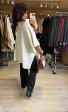 Charger l&#39;image dans la galerie, Gilet cape écru ISOLA (36 au 52)