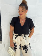Charger l'image dans la galerie, Chemisier noir dentelle manche courte OLIVIA ( 36 au 48 ) ⭐️