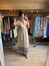 Charger l&#39;image dans la galerie, Robe beige motif bleu ALENA ( reste taille s/m et m/l )