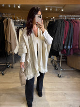 Charger l&#39;image dans la galerie, Poncho motif torsade écru LIORA (36 au 52)