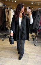 Charger l&#39;image dans la galerie, Poncho motif torsade noir LIORA (36 au 52)
