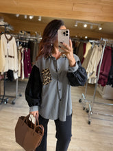 Charger l&#39;image dans la galerie, Chemise loose dos léopard noir TATIANA (38 au 48)