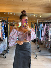 Charger l&#39;image dans la galerie, Crop top lila fleuri AMANDA