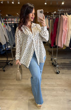 Charger l'image dans la galerie, Chemise large coeur couleur café MARIA (40 au 48)