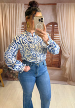 Charger l'image dans la galerie, Chemise motif bleu grec SERENA (36 au 48)