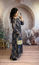 Charger l&#39;image dans la galerie, Robe longue bleu marine motif marron LUMI (40 au 48)