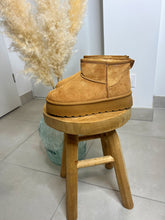 Charger l'image dans la galerie, Boots camel fourrées en daim à plateforme Enola