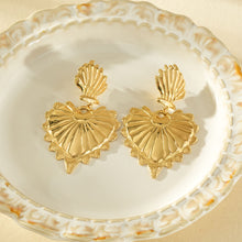 Charger l'image dans la galerie, Boucles d'oreilles dorées pendantes grand cœur bombé texturé