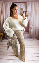 Charger l'image dans la galerie, Maxi pull tout doux col en v blanc cassé LIV (36 au 44)