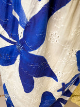 Charger l'image dans la galerie, Robe blanche fleuri bleu PETRA (40 au 48)