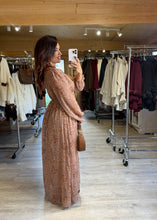 Charger l&#39;image dans la galerie, Robe longue taupe motif fleuri camel MANON (40 au 48)