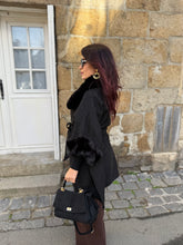 Charger l&#39;image dans la galerie, Manteau cape fourrure noir NÉLYA (36 au 46)