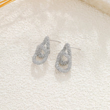Charger l'image dans la galerie, Boucles d'oreilles double cercles argentée texturée scintillante