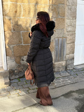 Charger l&#39;image dans la galerie, Longue doudoune noir capuche fourrure LEANNA (36 au 48 )