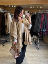 Charger l&#39;image dans la galerie, Poncho motif torsade beige LIORA (36 au 52)