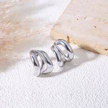Charger l'image dans la galerie, Boucles d’oreilles argentées larges à doubles anneaux entrelacés effet miroir