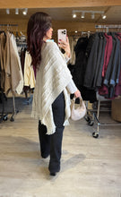 Charger l&#39;image dans la galerie, Poncho motif torsade écru LIORA (36 au 52)
