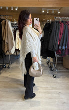 Charger l&#39;image dans la galerie, Poncho motif torsade écru LIORA (36 au 52)