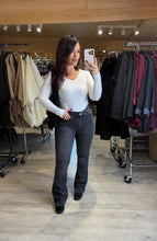 Charger l&#39;image dans la galerie, Jean flare gris foncé push up MAUREEN (38 au 48)