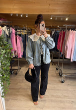 Charger l'image dans la galerie, Veste en jean col claudine en dentelle DAPHNE